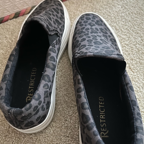 Restricted Womens Size 7 Gray Black Slip On Cheetah Print Platform Sneaker - Picture 4 of 5